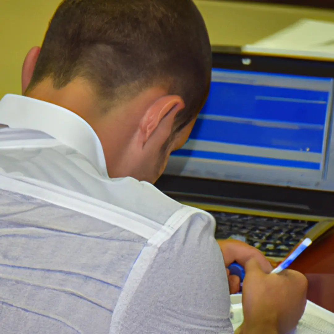 Image of a person counting words on a document on the computer.