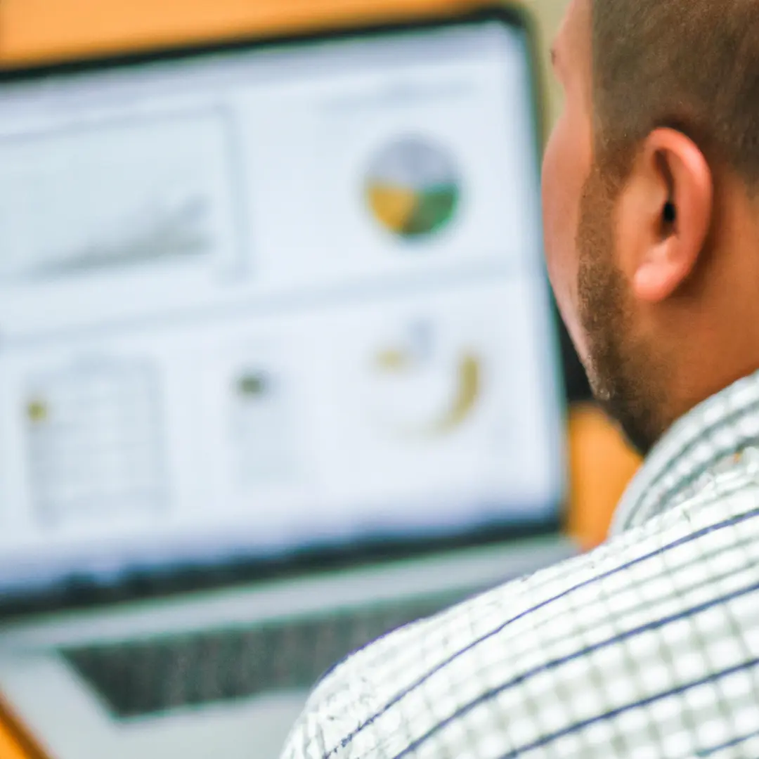 a marketer analyzing KPI charts on a computer screen for inbound marketing strategies.